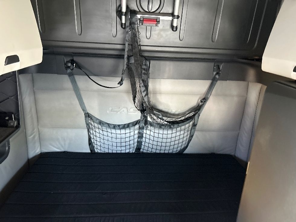 Sleeper Tractor-Heavy Duty Tractors-Freightliner-2021-T12664ST-Sturtevant-WI-515,435\n\t\tmiles-$ 59,500 - Image 16