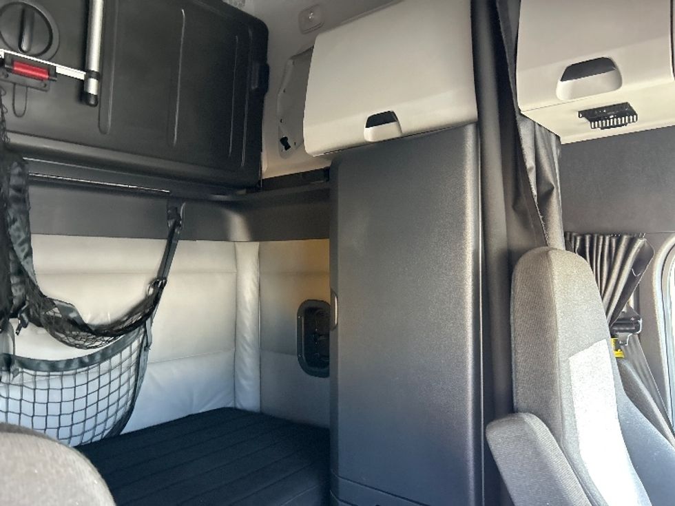 Sleeper Tractor-Heavy Duty Tractors-Freightliner-2021-T12664ST-Sturtevant-WI-515,435\n\t\tmiles-$ 59,500 - Image 18