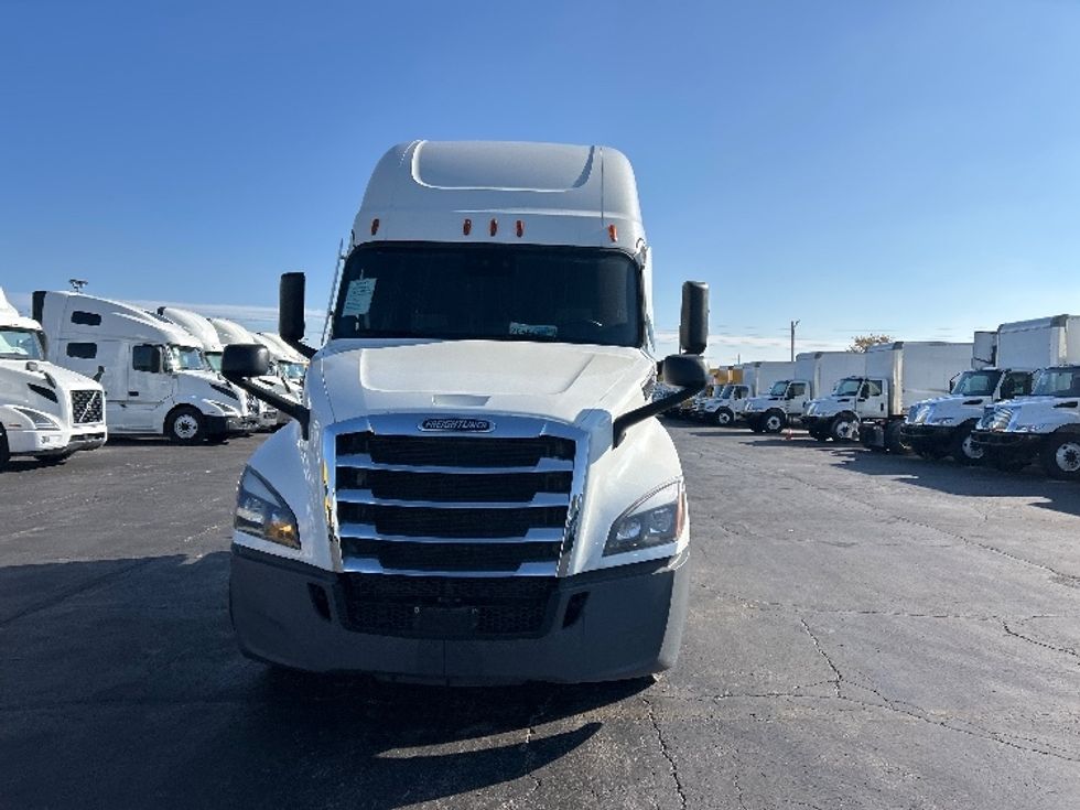 Sleeper Tractor-Heavy Duty Tractors-Freightliner-2021-T12664ST-Sturtevant-WI-515,435\n\t\tmiles-$ 59,500 - Image 2