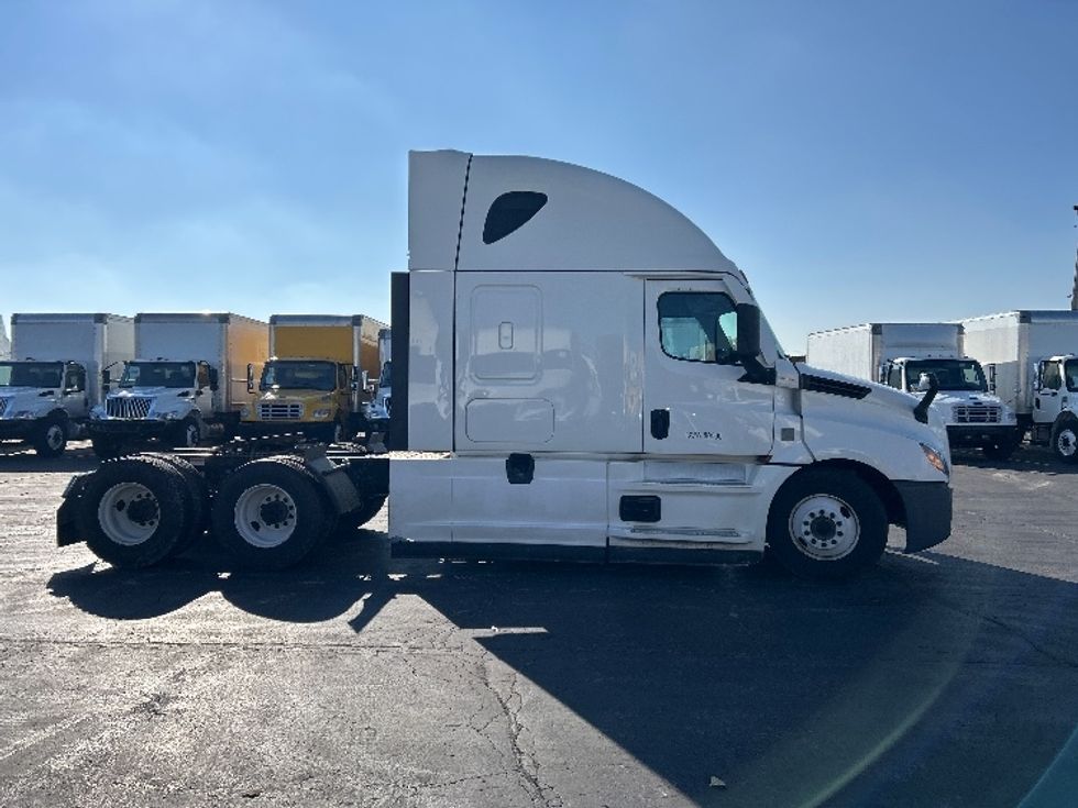 Sleeper Tractor-Heavy Duty Tractors-Freightliner-2021-T12664ST-Sturtevant-WI-515,435\n\t\tmiles-$ 59,500 - Image 8