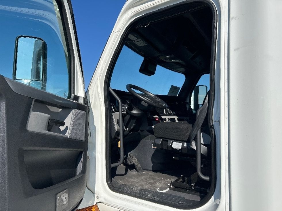 Sleeper Tractor-Heavy Duty Tractors-Freightliner-2021-T12664ST-Sturtevant-WI-515,435\n\t\tmiles-$ 59,500 - Image 9