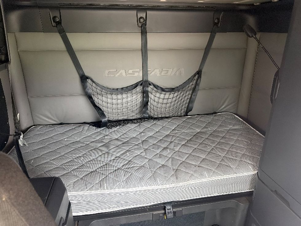 Sleeper Tractor-Heavy Duty Tractors-Freightliner-2021-T12664ST-Sturtevant-WI-540,753\n\t\tmiles-$ 64,250 - Image 16