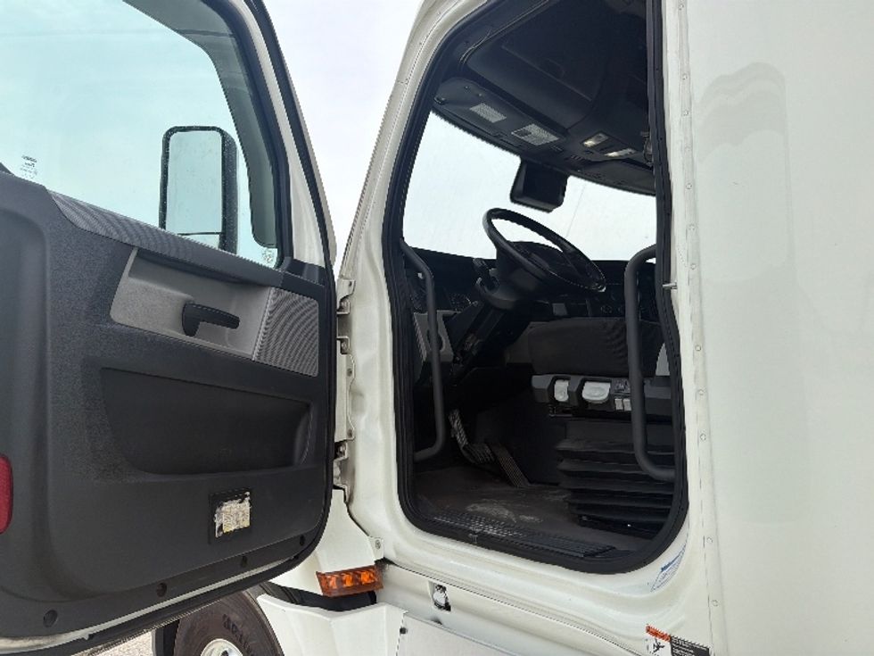 Sleeper Tractor-Heavy Duty Tractors-Freightliner-2021-T12664ST-Sturtevant-WI-540,753\n\t\tmiles-$ 64,250 - Image 9