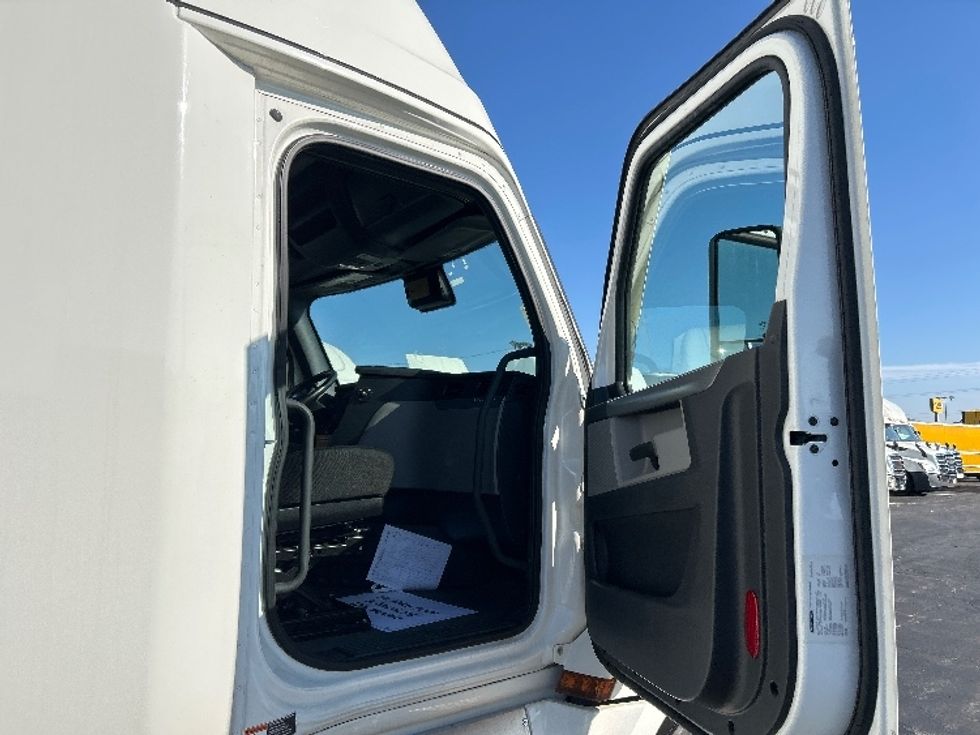 Sleeper Tractor-Heavy Duty Tractors-Freightliner-2021-T12664ST-Sturtevant-WI-571,882\n\t\tmiles-$ 56,000 - Image 13