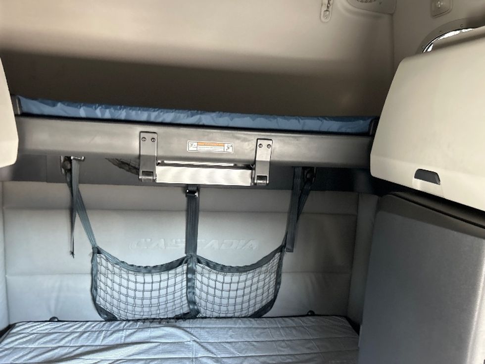 Sleeper Tractor-Heavy Duty Tractors-Freightliner-2021-T12664ST-Sturtevant-WI-571,882\n\t\tmiles-$ 56,000 - Image 16