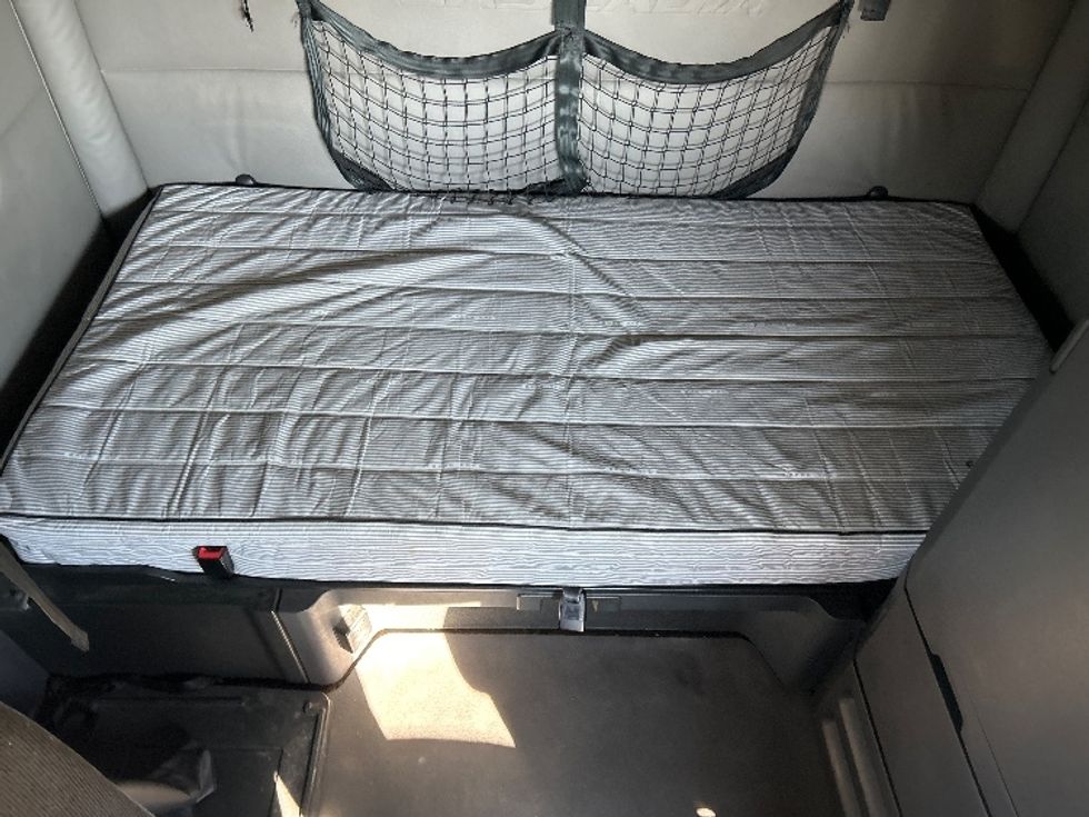 Sleeper Tractor-Heavy Duty Tractors-Freightliner-2021-T12664ST-Sturtevant-WI-571,882\n\t\tmiles-$ 56,000 - Image 17