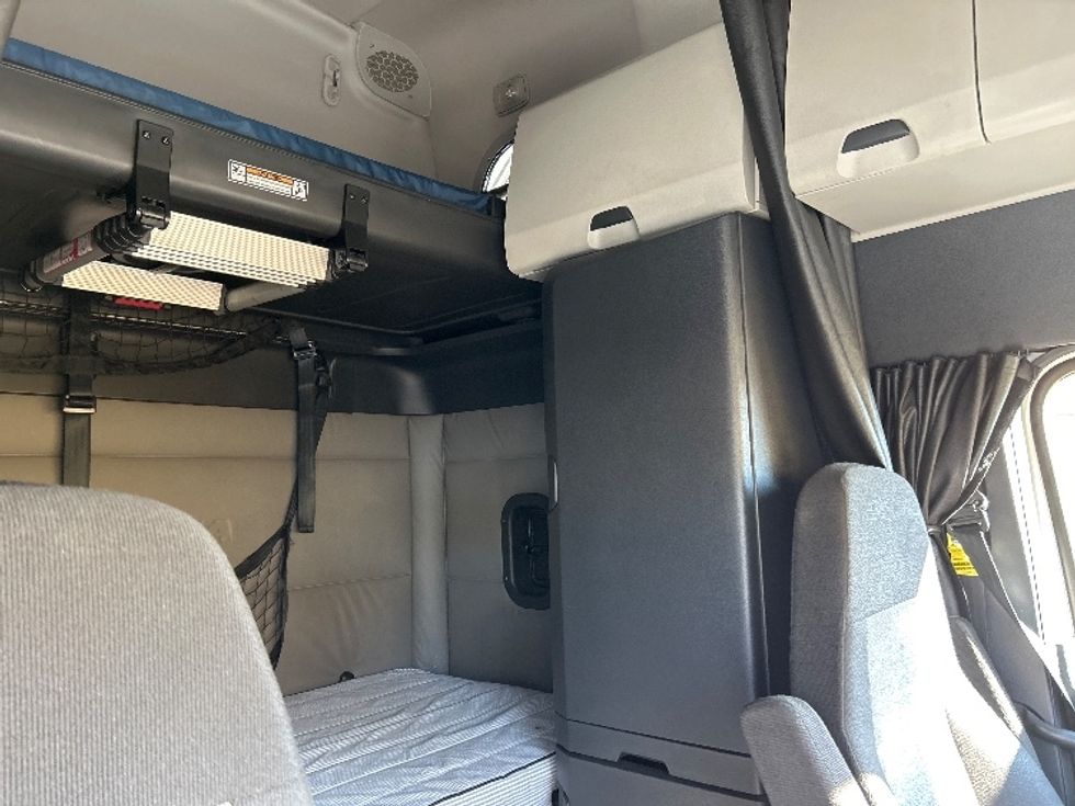 Sleeper Tractor-Heavy Duty Tractors-Freightliner-2021-T12664ST-Sturtevant-WI-571,882\n\t\tmiles-$ 56,000 - Image 18