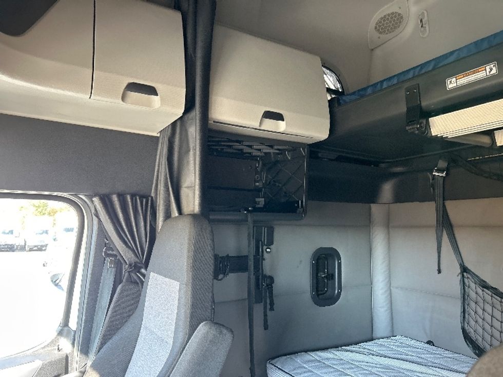 Sleeper Tractor-Heavy Duty Tractors-Freightliner-2021-T12664ST-Sturtevant-WI-571,882\n\t\tmiles-$ 56,000 - Image 19