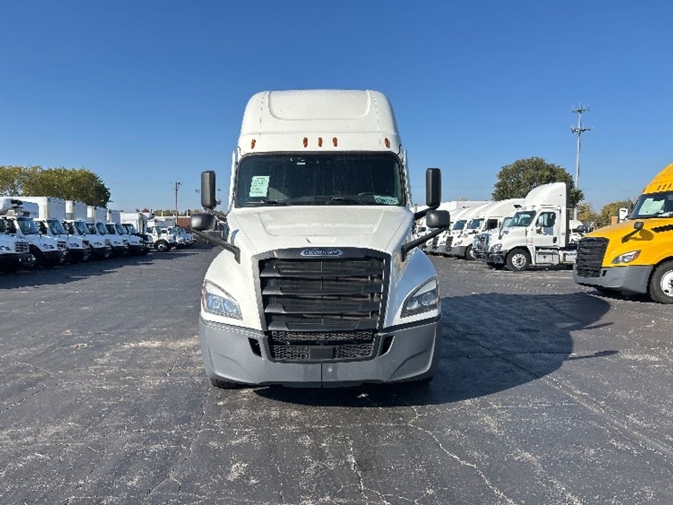 Sleeper Tractor-Heavy Duty Tractors-Freightliner-2021-T12664ST-Sturtevant-WI-571,882\n\t\tmiles-$ 56,000 - Image 2