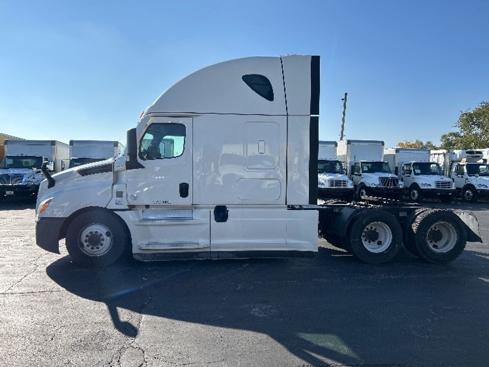 Sleeper Tractor-Heavy Duty Tractors-Freightliner-2021-T12664ST-Sturtevant-WI-571,882\n\t\tmiles-$ 56,000 - Image 4