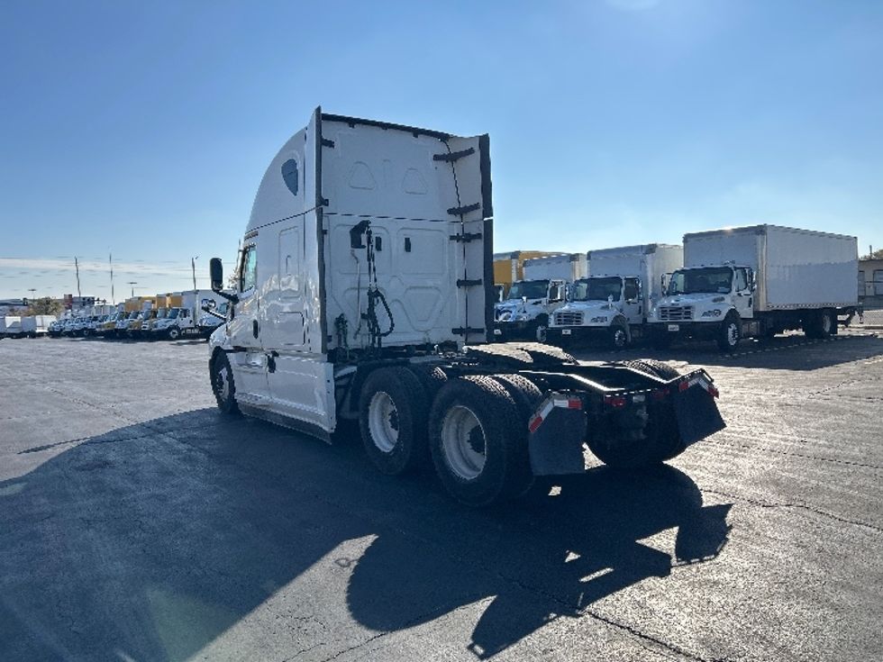 Sleeper Tractor-Heavy Duty Tractors-Freightliner-2021-T12664ST-Sturtevant-WI-571,882\n\t\tmiles-$ 56,000 - Image 5