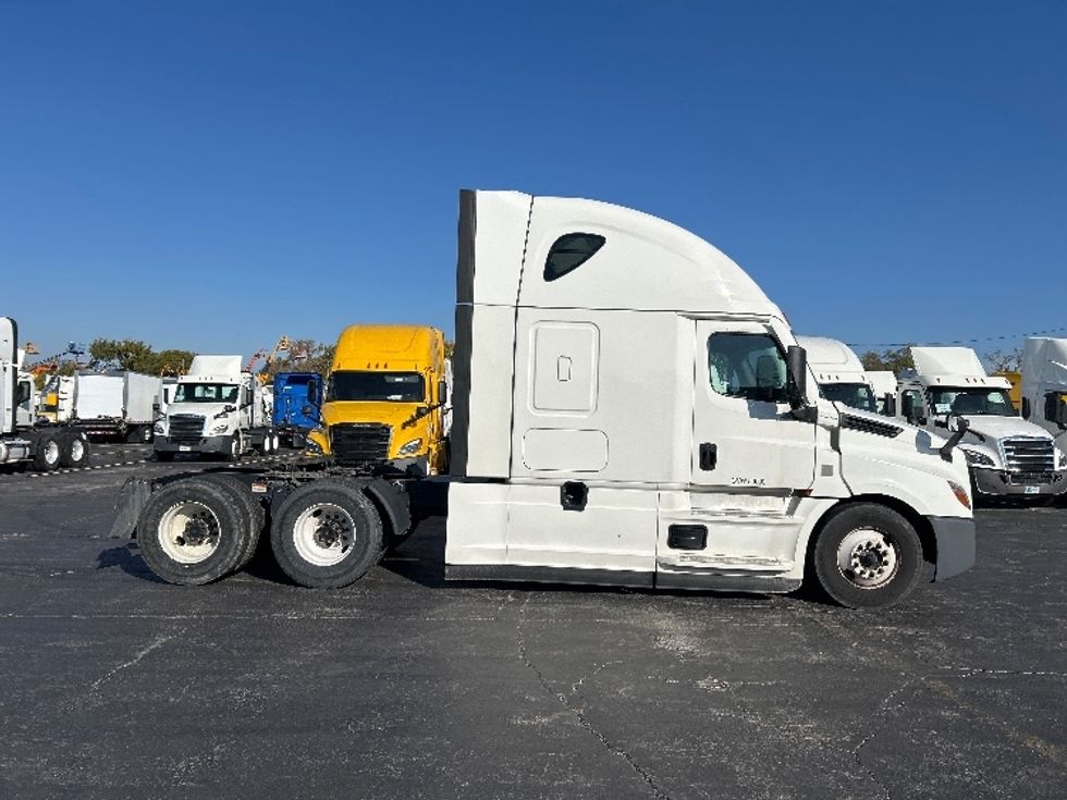 Sleeper Tractor-Heavy Duty Tractors-Freightliner-2021-T12664ST-Sturtevant-WI-571,882\n\t\tmiles-$ 56,000 - Image 8