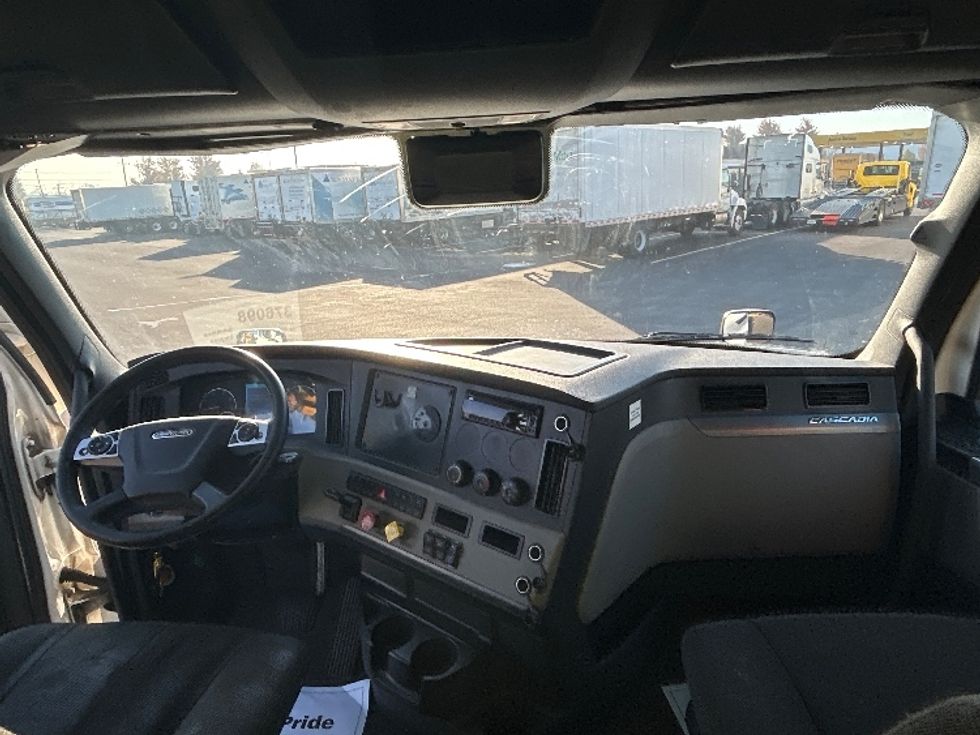 Sleeper Tractor-Heavy Duty Tractors-Freightliner-2021-T12664ST-Sturtevant-WI-631,094\n\t\tmiles-$ 63,500 - Image 12