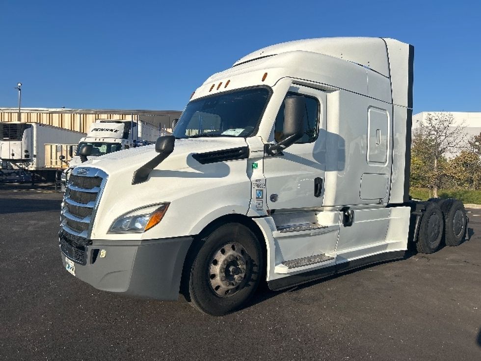 Sleeper Tractor-Heavy Duty Tractors-Freightliner-2021-T12664ST-Sturtevant-WI-631,094\n\t\tmiles-$ 63,500 - Image 3