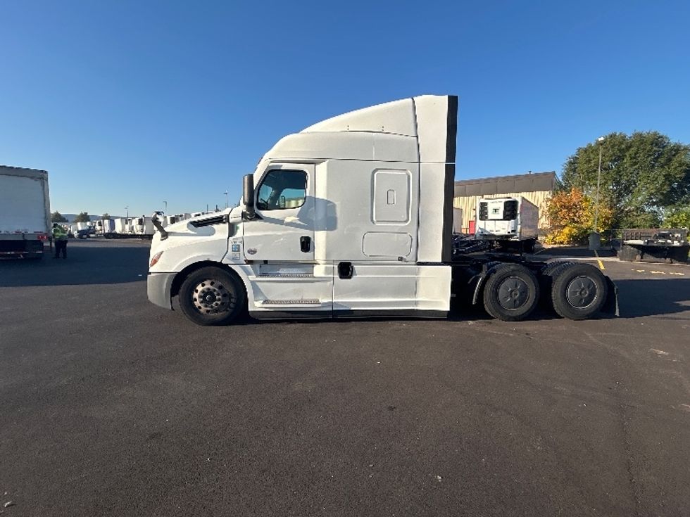Sleeper Tractor-Heavy Duty Tractors-Freightliner-2021-T12664ST-Sturtevant-WI-631,094\n\t\tmiles-$ 63,500 - Image 4