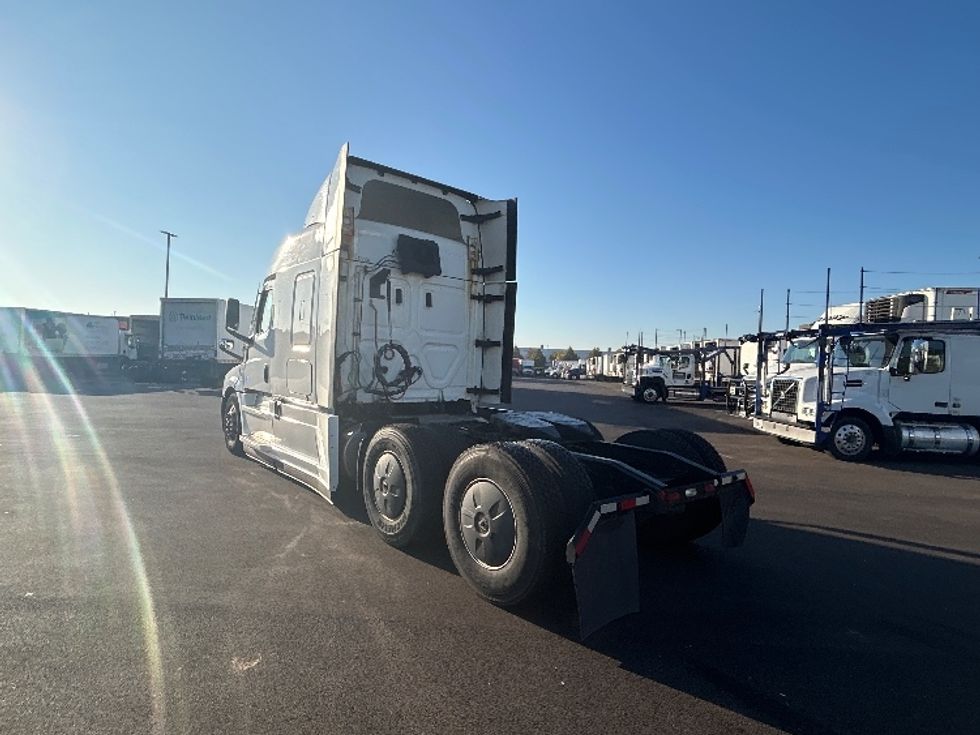 Sleeper Tractor-Heavy Duty Tractors-Freightliner-2021-T12664ST-Sturtevant-WI-631,094\n\t\tmiles-$ 63,500 - Image 5