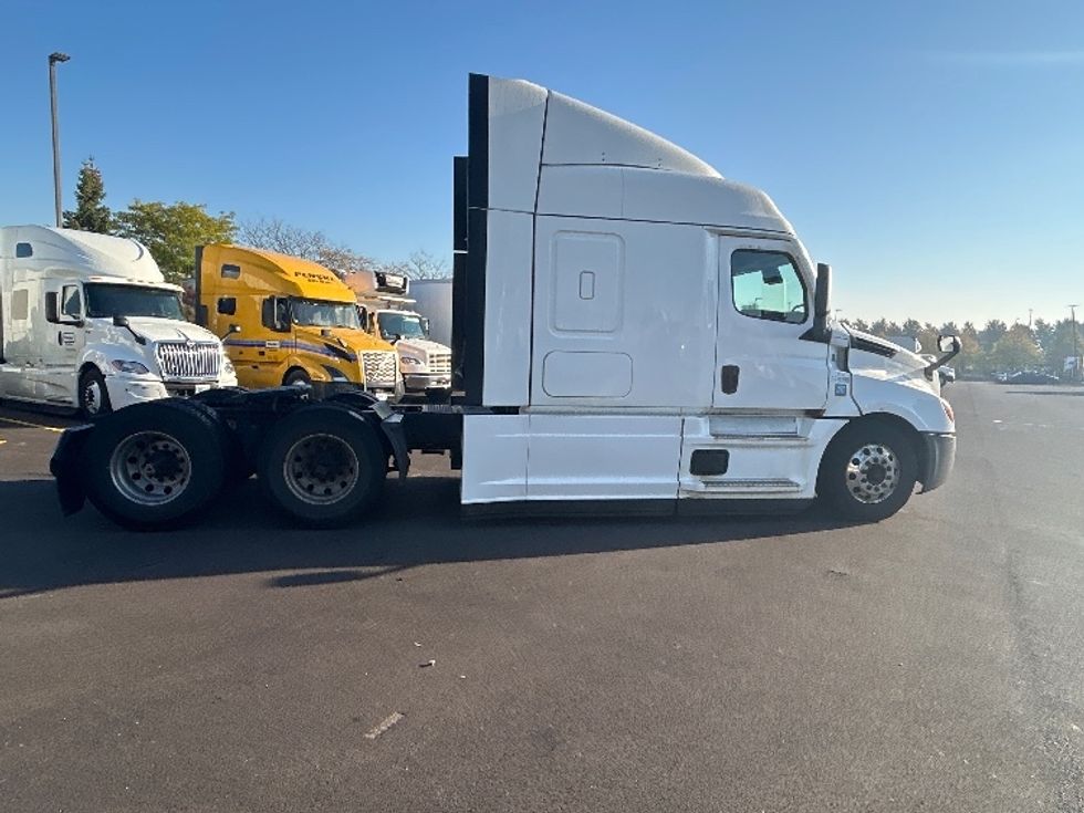 Sleeper Tractor-Heavy Duty Tractors-Freightliner-2021-T12664ST-Sturtevant-WI-631,094\n\t\tmiles-$ 63,500 - Image 8