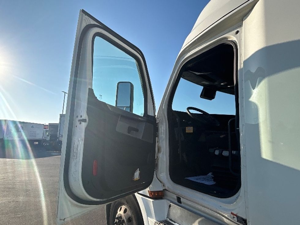 Sleeper Tractor-Heavy Duty Tractors-Freightliner-2021-T12664ST-Sturtevant-WI-631,094\n\t\tmiles-$ 63,500 - Image 9