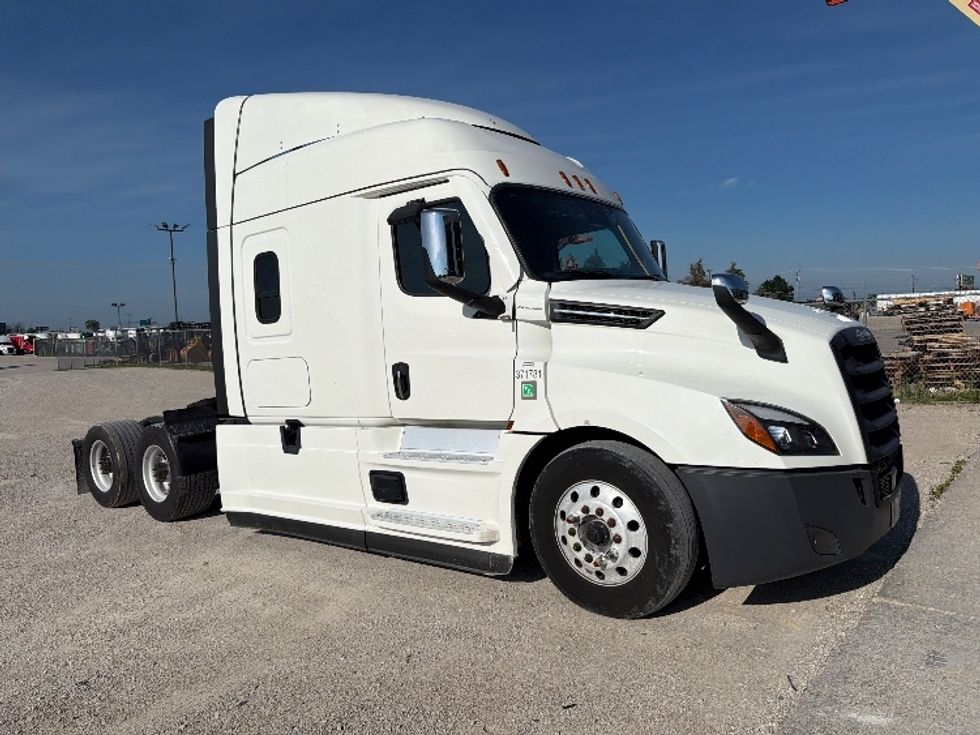 Sleeper Tractor-Heavy Duty Tractors-Freightliner-2021-T12664ST-Sturtevant-WI-637,768\n\t\tmiles-$ 56,000 - Image 1