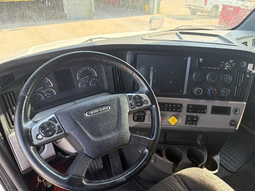 Sleeper Tractor-Heavy Duty Tractors-Freightliner-2021-T12664ST-Sturtevant-WI-637,768\n\t\tmiles-$ 56,000 - Image 11