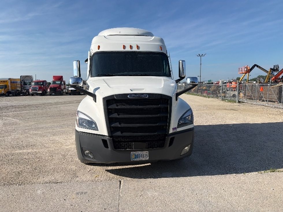 Sleeper Tractor-Heavy Duty Tractors-Freightliner-2021-T12664ST-Sturtevant-WI-637,768\n\t\tmiles-$ 56,000 - Image 2
