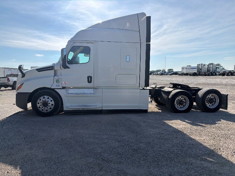 Sleeper Tractor-Heavy Duty Tractors-Freightliner-2021-T12664ST-Sturtevant-WI-637,768\n\t\tmiles-$ 56,000 - Image 4