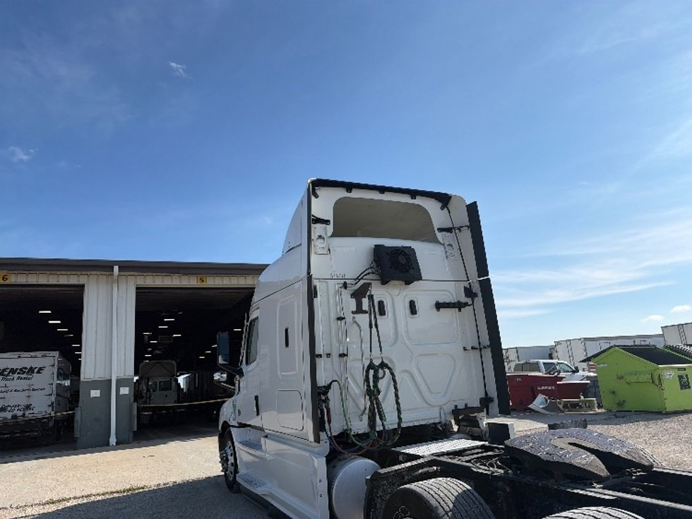 Sleeper Tractor-Heavy Duty Tractors-Freightliner-2021-T12664ST-Sturtevant-WI-637,768\n\t\tmiles-$ 56,000 - Image 5
