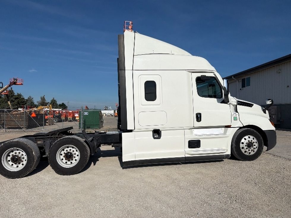 Sleeper Tractor-Heavy Duty Tractors-Freightliner-2021-T12664ST-Sturtevant-WI-637,768\n\t\tmiles-$ 56,000 - Image 8