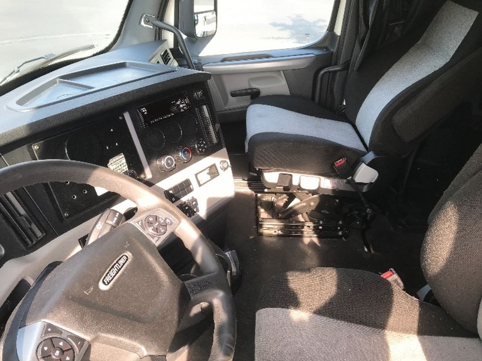 Sleeper Tractor-Heavy Duty Tractors-Freightliner-2021-T12664ST-Summit-MS-620,861\n\t\tmiles-$ 54,250 - Image 10
