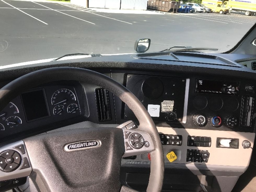 Sleeper Tractor-Heavy Duty Tractors-Freightliner-2021-T12664ST-Summit-MS-620,861\n\t\tmiles-$ 54,250 - Image 11