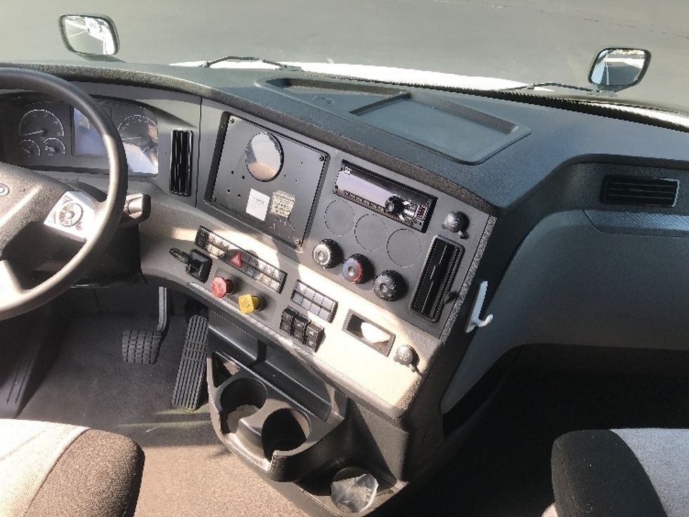 Sleeper Tractor-Heavy Duty Tractors-Freightliner-2021-T12664ST-Summit-MS-620,861\n\t\tmiles-$ 54,250 - Image 12