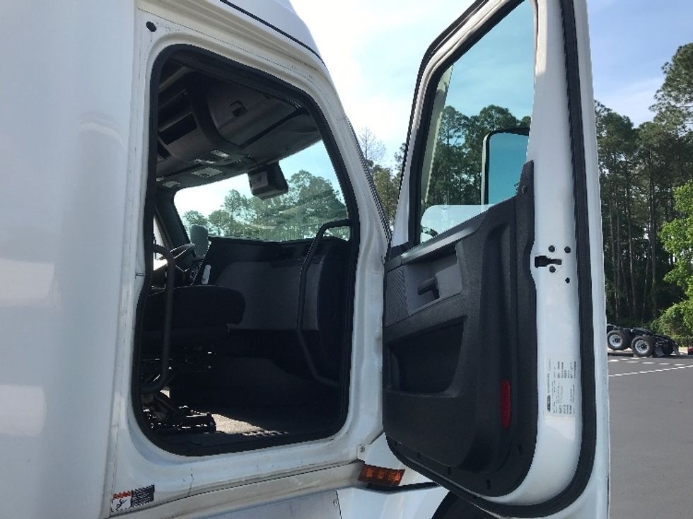 Sleeper Tractor-Heavy Duty Tractors-Freightliner-2021-T12664ST-Summit-MS-620,861\n\t\tmiles-$ 54,250 - Image 13