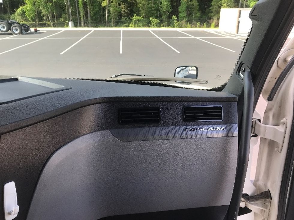 Sleeper Tractor-Heavy Duty Tractors-Freightliner-2021-T12664ST-Summit-MS-620,861\n\t\tmiles-$ 54,250 - Image 14