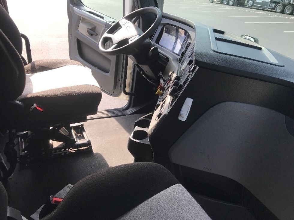 Sleeper Tractor-Heavy Duty Tractors-Freightliner-2021-T12664ST-Summit-MS-620,861\n\t\tmiles-$ 54,250 - Image 15