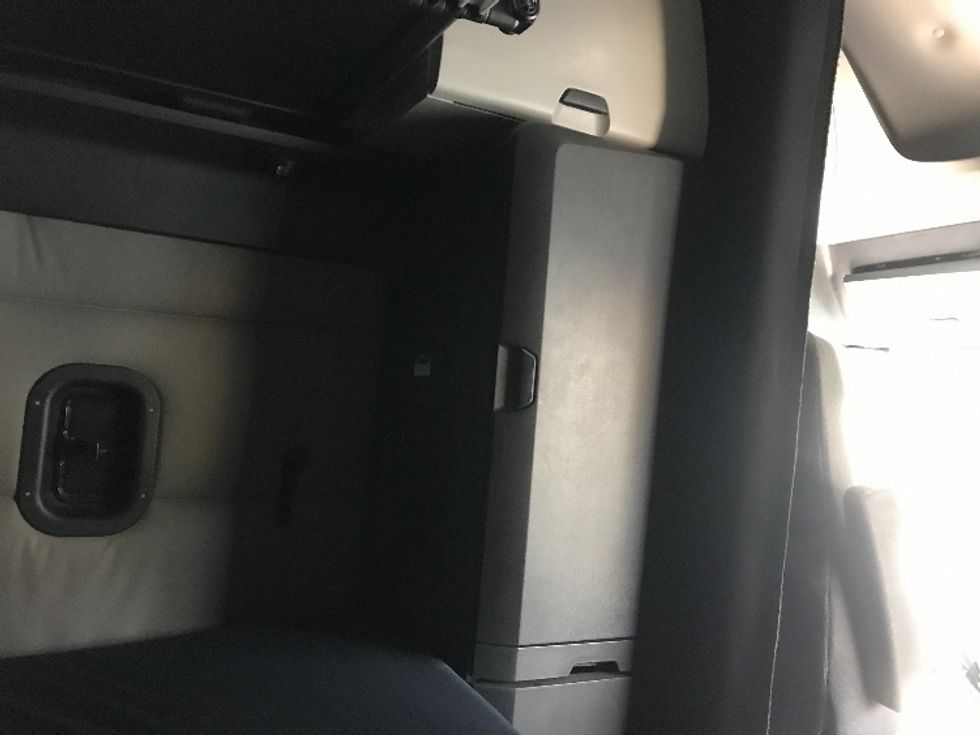 Sleeper Tractor-Heavy Duty Tractors-Freightliner-2021-T12664ST-Summit-MS-620,861\n\t\tmiles-$ 54,250 - Image 18