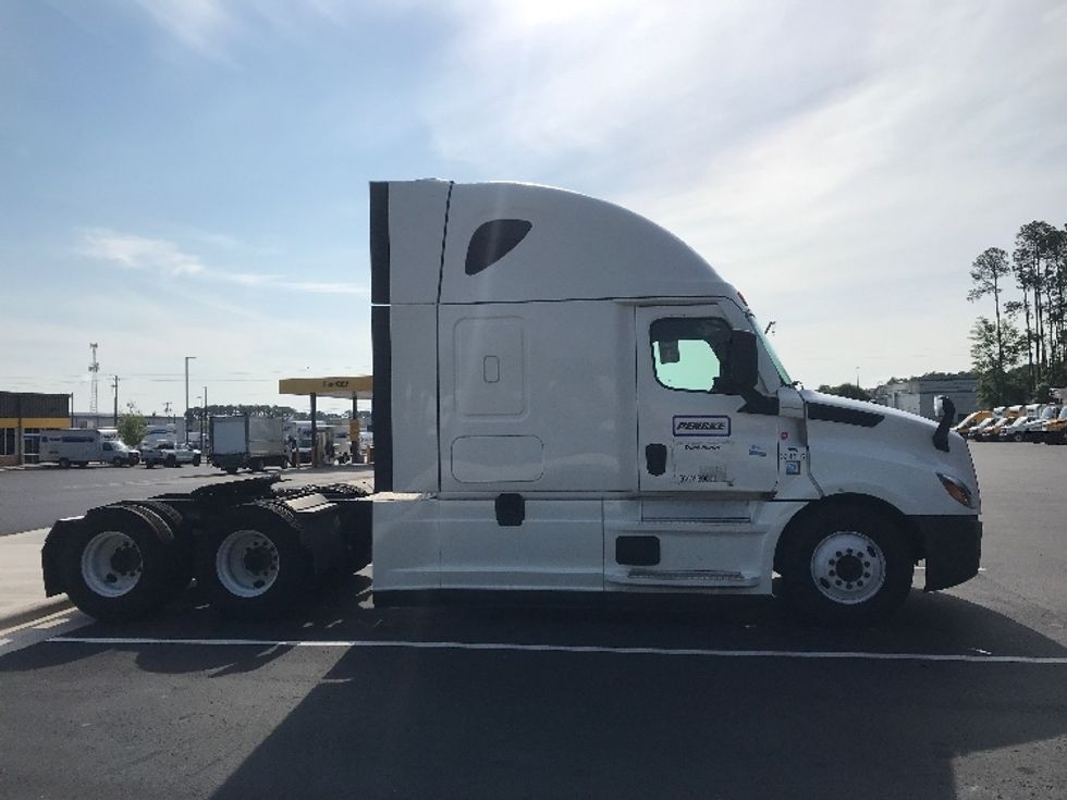 Sleeper Tractor-Heavy Duty Tractors-Freightliner-2021-T12664ST-Summit-MS-620,861\n\t\tmiles-$ 54,250 - Image 8