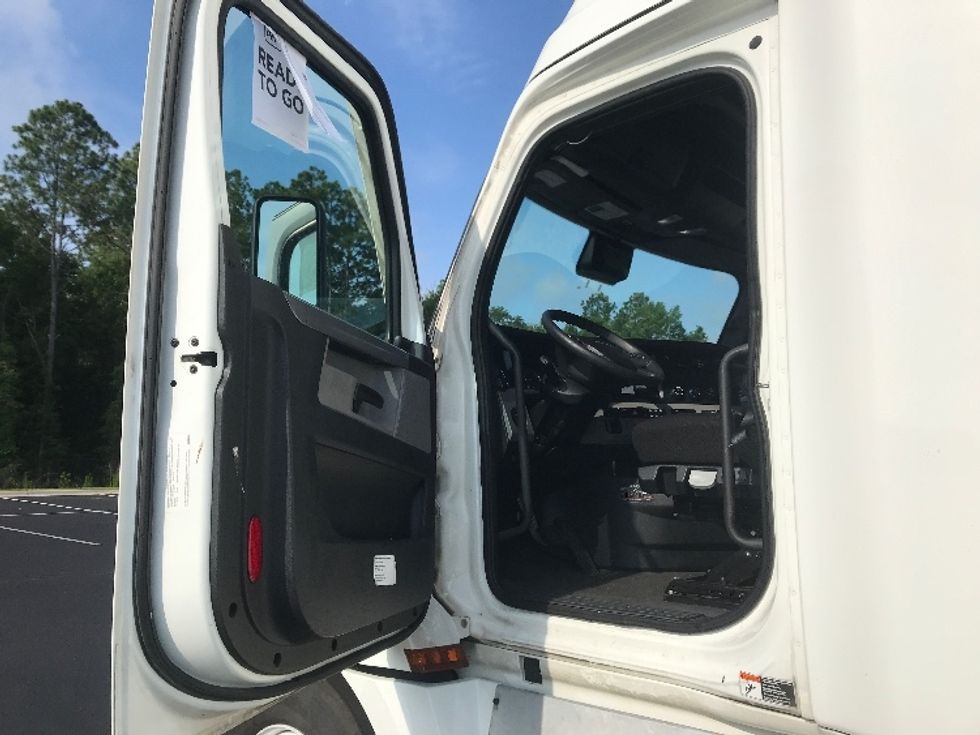 Sleeper Tractor-Heavy Duty Tractors-Freightliner-2021-T12664ST-Summit-MS-620,861\n\t\tmiles-$ 54,250 - Image 9