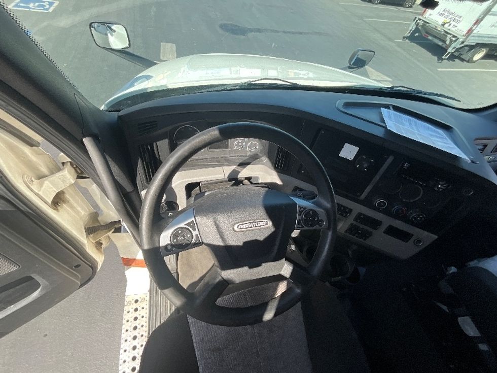 Sleeper Tractor-Heavy Duty Tractors-Freightliner-2021-T12664ST-Sun Valley-CA-518,988\n\t\tmiles-$ 69,750 - Image 11