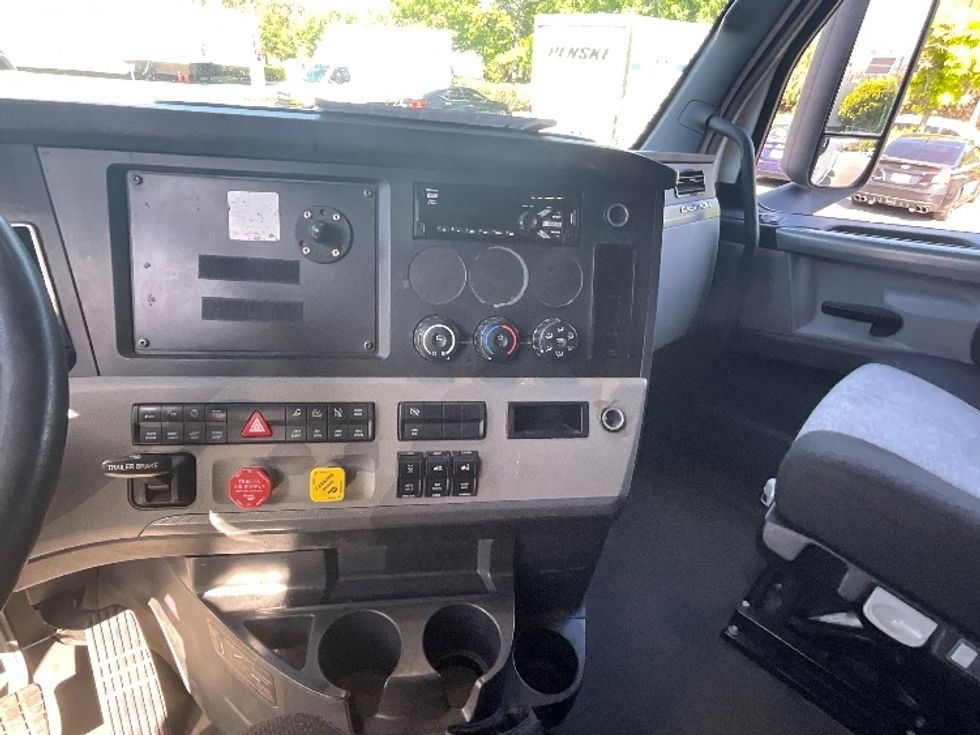 Sleeper Tractor-Heavy Duty Tractors-Freightliner-2021-T12664ST-Sun Valley-CA-518,988\n\t\tmiles-$ 69,750 - Image 12