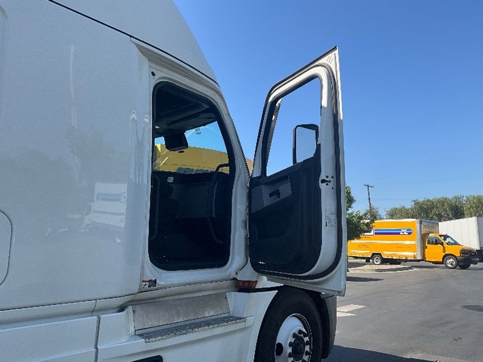 Sleeper Tractor-Heavy Duty Tractors-Freightliner-2021-T12664ST-Sun Valley-CA-518,988\n\t\tmiles-$ 69,750 - Image 13