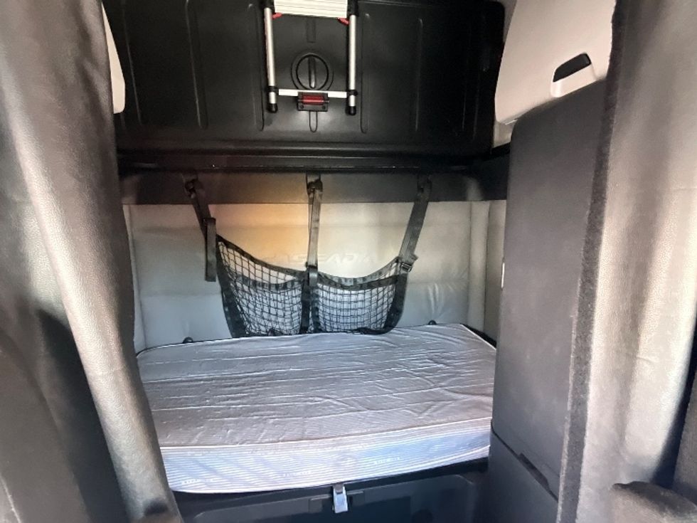 Sleeper Tractor-Heavy Duty Tractors-Freightliner-2021-T12664ST-Sun Valley-CA-518,988\n\t\tmiles-$ 69,750 - Image 17