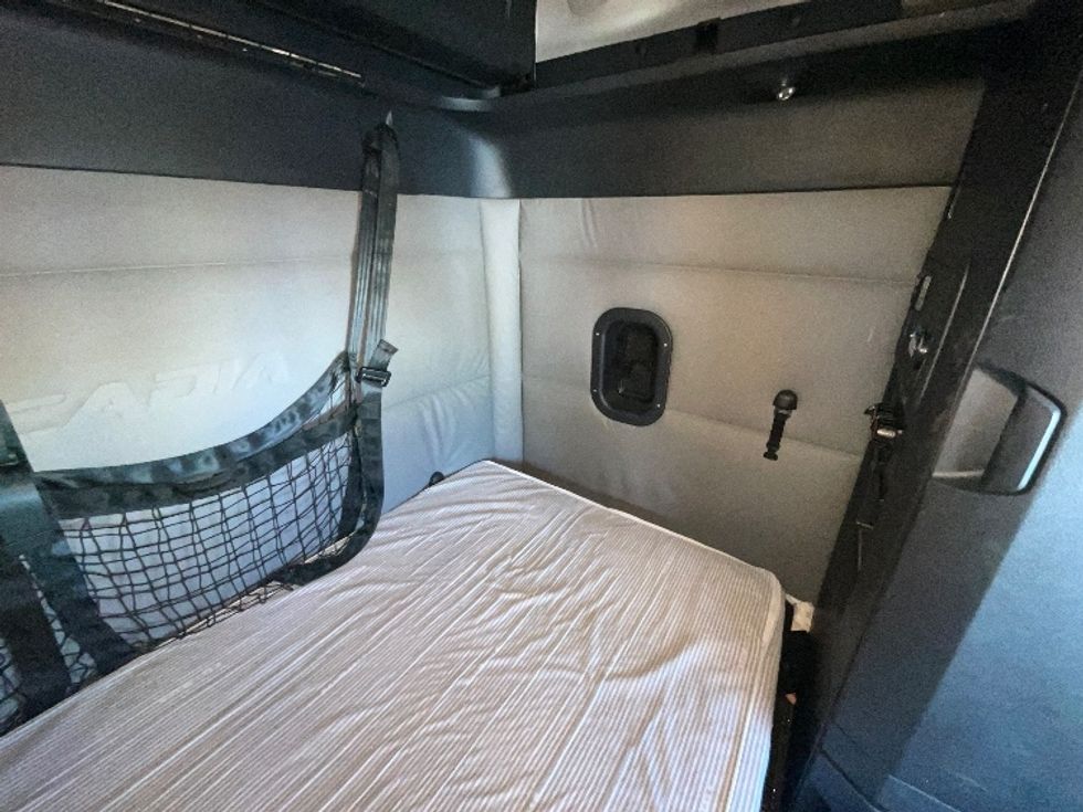 Sleeper Tractor-Heavy Duty Tractors-Freightliner-2021-T12664ST-Sun Valley-CA-518,988\n\t\tmiles-$ 69,750 - Image 18