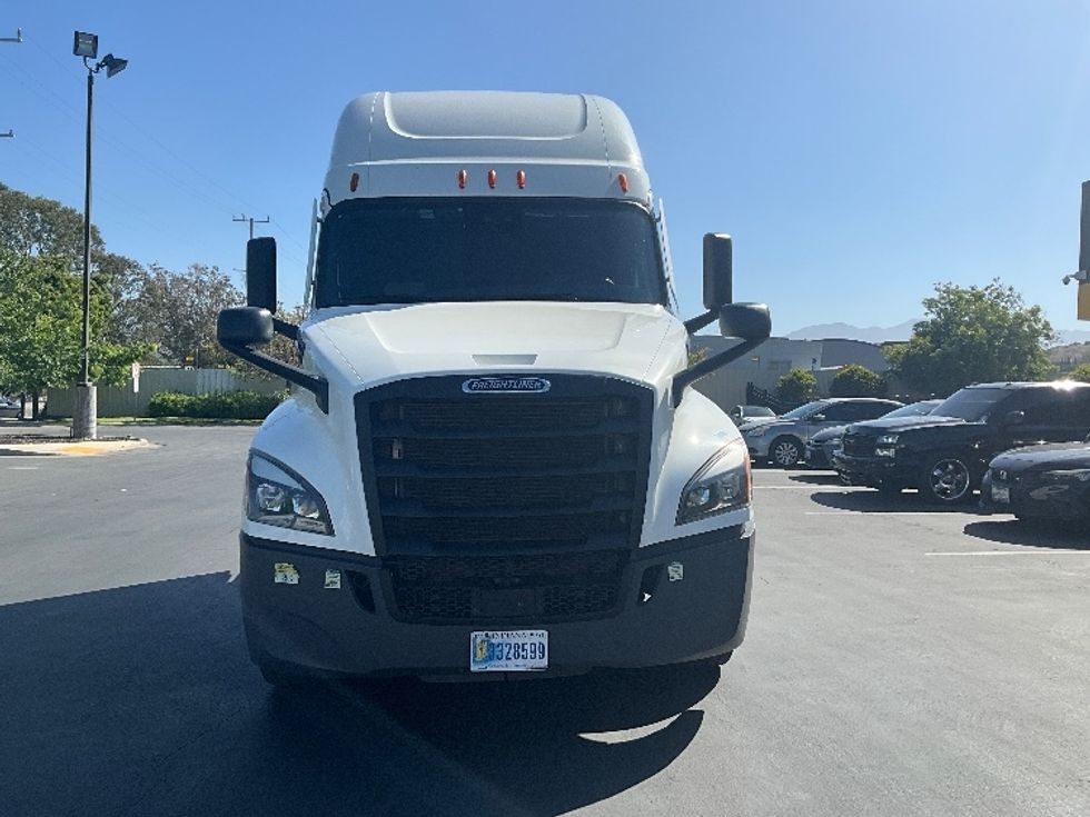 Sleeper Tractor-Heavy Duty Tractors-Freightliner-2021-T12664ST-Sun Valley-CA-518,988\n\t\tmiles-$ 69,750 - Image 2