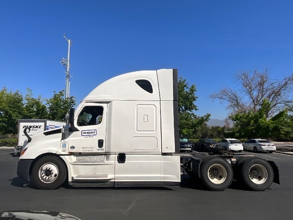 Sleeper Tractor-Heavy Duty Tractors-Freightliner-2021-T12664ST-Sun Valley-CA-518,988\n\t\tmiles-$ 69,750 - Image 4