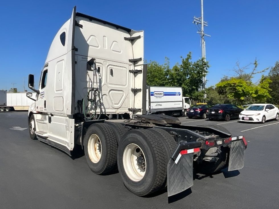 Sleeper Tractor-Heavy Duty Tractors-Freightliner-2021-T12664ST-Sun Valley-CA-518,988\n\t\tmiles-$ 69,750 - Image 5