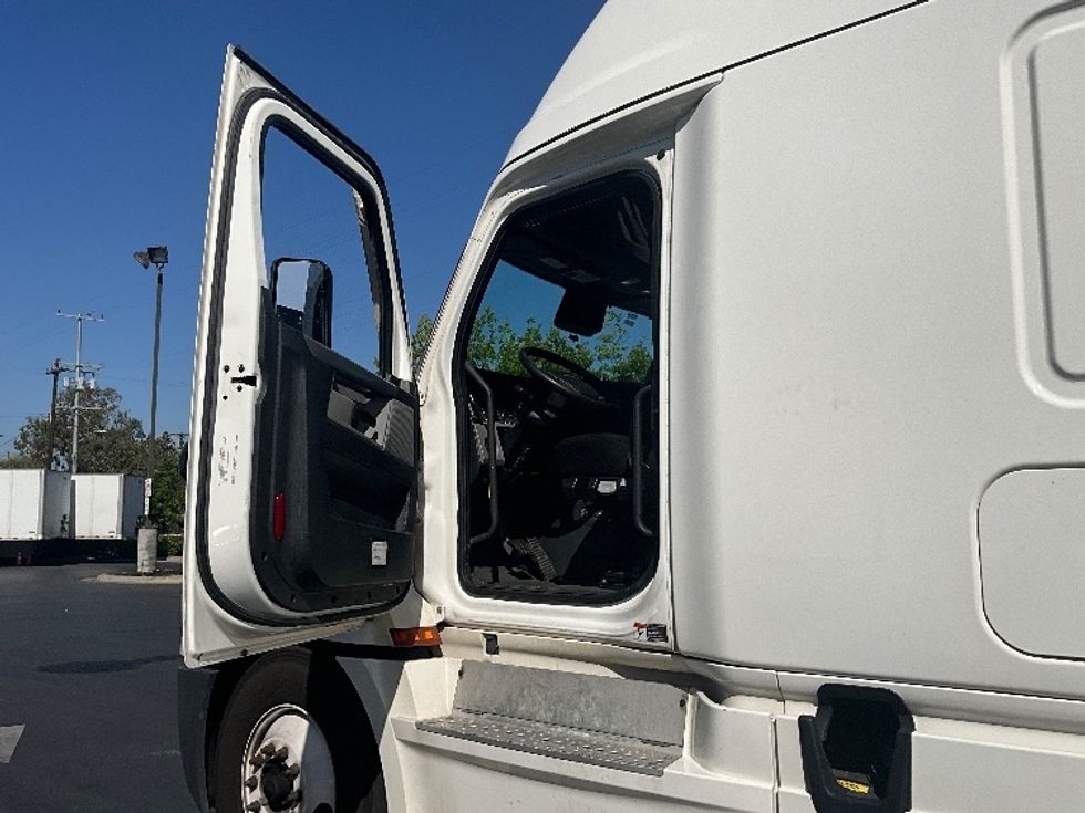 Sleeper Tractor-Heavy Duty Tractors-Freightliner-2021-T12664ST-Sun Valley-CA-518,988\n\t\tmiles-$ 69,750 - Image 9