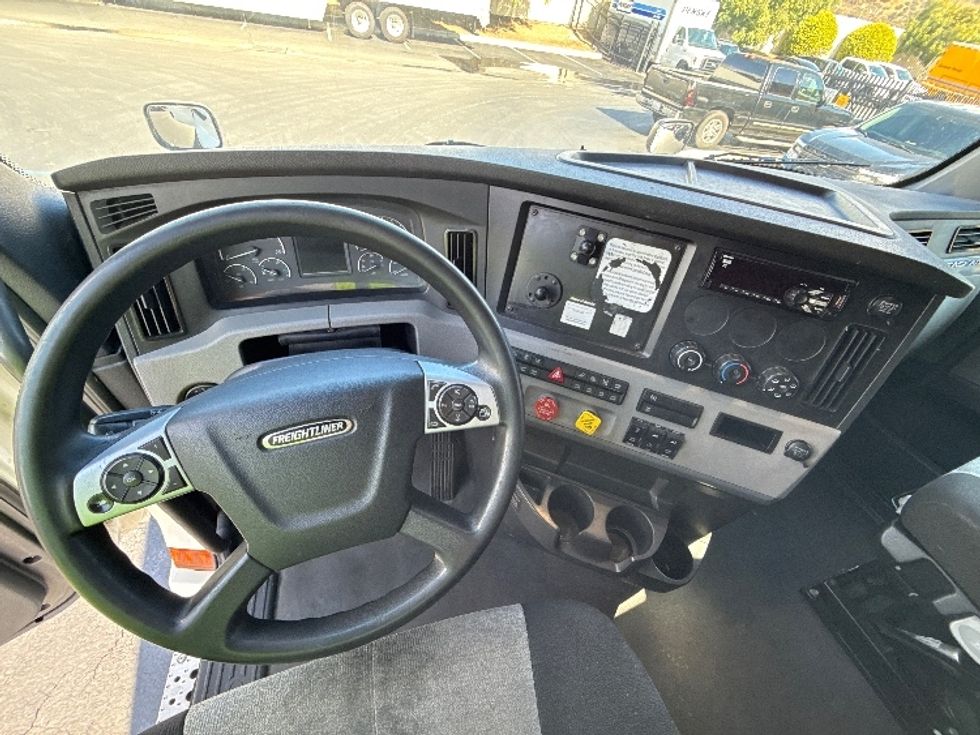 Sleeper Tractor-Heavy Duty Tractors-Freightliner-2021-T12664ST-Sun Valley-CA-522,230\n\t\tmiles-$ 68,750 - Image 11