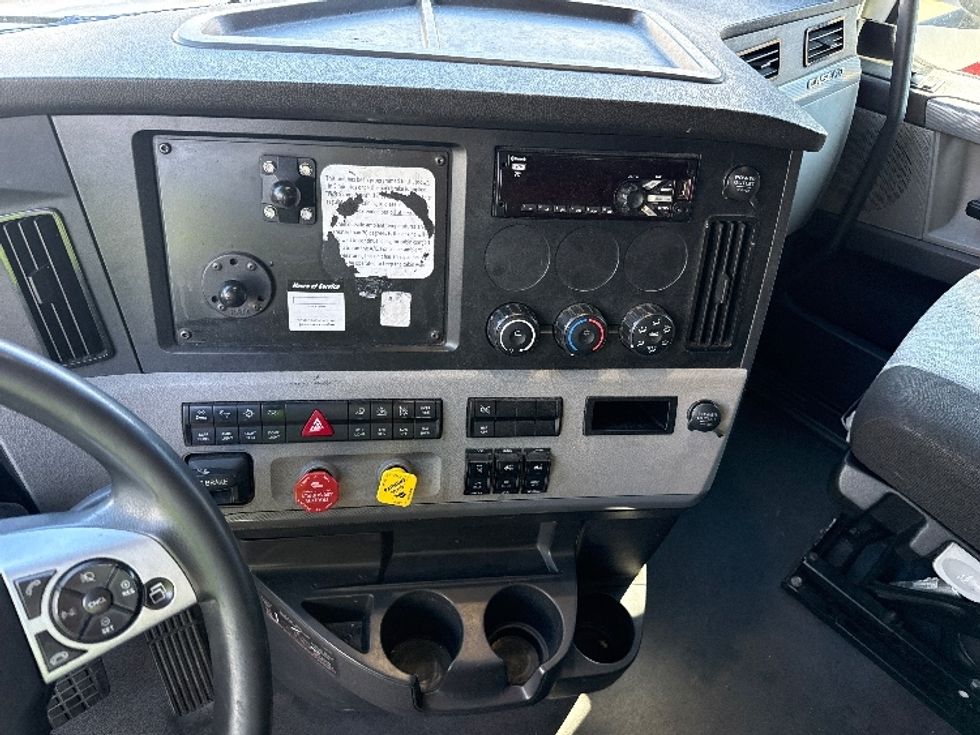 Sleeper Tractor-Heavy Duty Tractors-Freightliner-2021-T12664ST-Sun Valley-CA-522,230\n\t\tmiles-$ 68,750 - Image 12