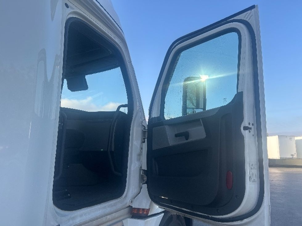 Sleeper Tractor-Heavy Duty Tractors-Freightliner-2021-T12664ST-Sun Valley-CA-522,230\n\t\tmiles-$ 68,750 - Image 13