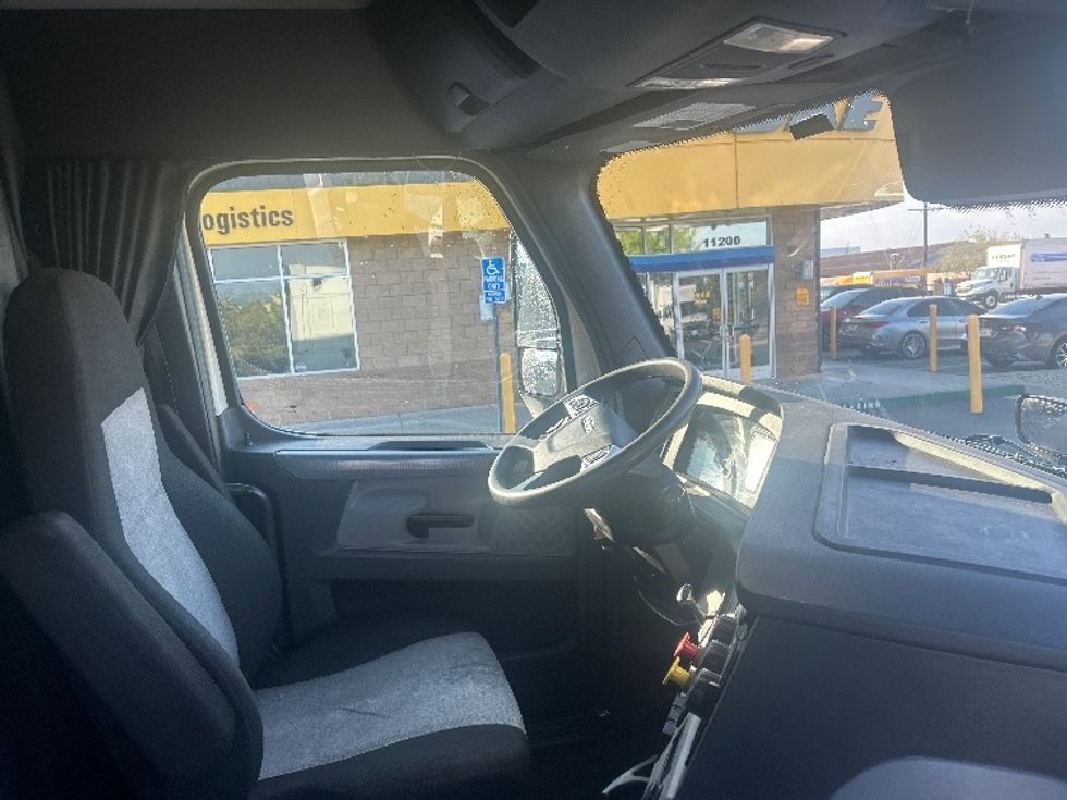 Sleeper Tractor-Heavy Duty Tractors-Freightliner-2021-T12664ST-Sun Valley-CA-522,230\n\t\tmiles-$ 68,750 - Image 15